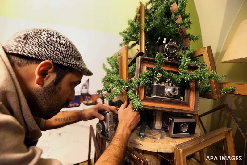 Palestinian Photographer, Elias Halabi, decorates a Christmas tree with cameras old at his house in the West Bank city of Bethlehem December 29, 2014. Photo by Muhesen Amren