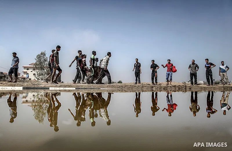 Palestinians carry the bodies of Palestinians in the east of Khan Younis, which witnesses said was heavily hit by Israeli shelling and air strikes during Israeli offensive, in the southern Gaza Strip August 1, 2014. A Ga...