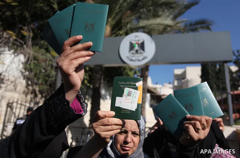 Palestinian women hold their passports during a protest demanding for the opening of Rafah crossing border in front of the headquarters of the Council of Ministers in Gaza city, on December 31, 2014. Photo by Ashraf Amra