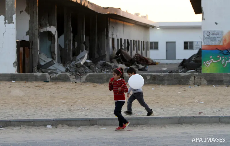 Palestinian children play as they enjoy the last day of 2014 at the beach of Gaza city, December 31, 2014. Photo by Mohammed Asad