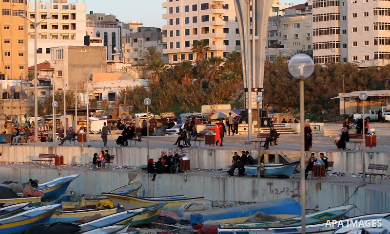 Palestinians enjoy the last day of 2014 at the beach of Gaza city, December 31, 2014. Photo by Mohammed Asad