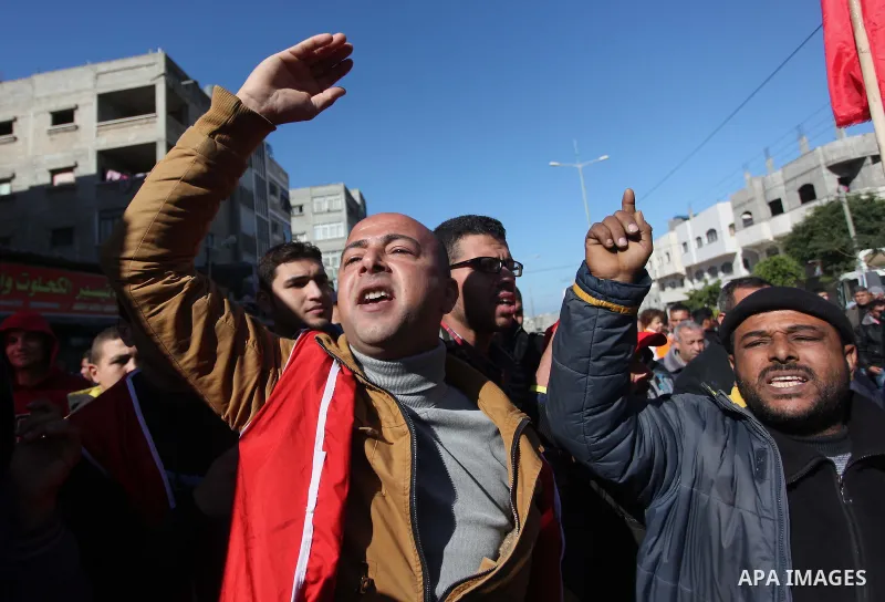 Palestinians shout slogans during a protest against a power cut in Gaza City January 5, 2015. Palestinian Energy officials said residents of Gaza, home to 1.8 million people, have been experiencing up to 12 hours of elec...