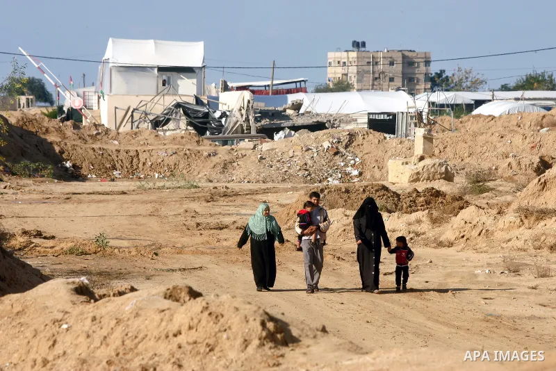 Palestinians walk at the Rafah area in the southern Gaza Strip on the border with Egypt on January 5, 2015. Egypt started expanding its buffer zone with the Gaza Strip on Sunday to be doubled from 500 m. to 1 km., prepar...