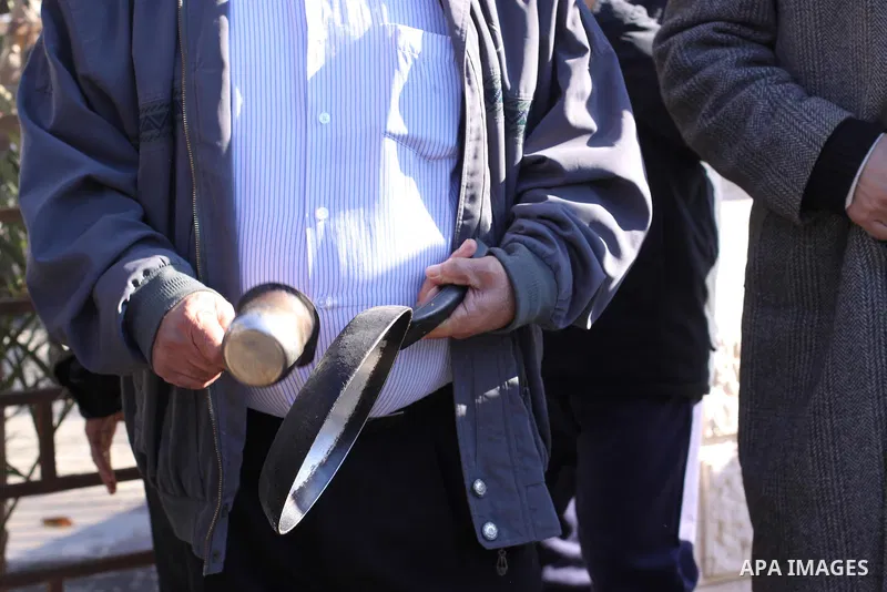 Palestinian employees of the former Hamas government take part a protest to demand back pay, in Gaza City January 13, 2015. Hamas accuses unity government of refusing to pay thousands of civil servants that were appointe...