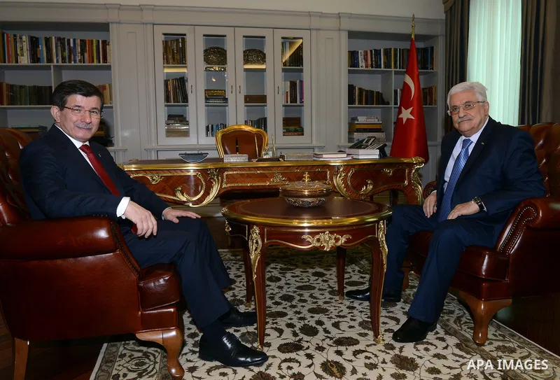 Palestinian President Mahmoud Abbas (R) meeting with Turkish Prime Minister Ahmet Davutoglu (L), in Ankara, 13 January 2015. Photo by Thaer Ganaim