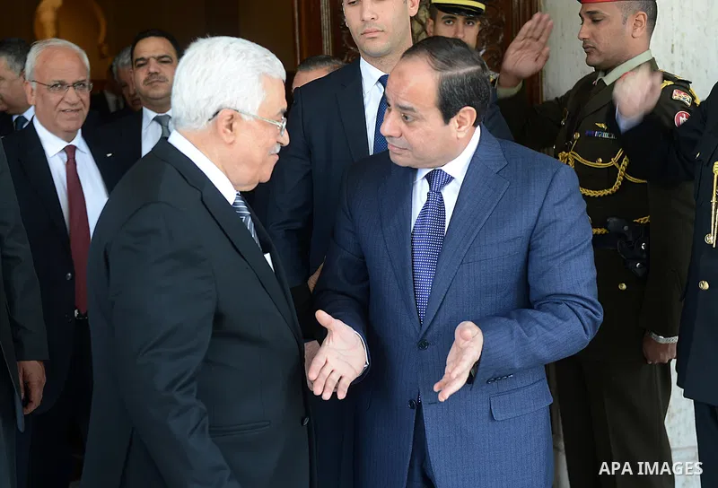 Palestinian President Mahmoud Abbas, meets with Egyptian President Abdel Fattah al-Sisi in Cairo, January 14, 2015. Photo by Thaer Ganaim