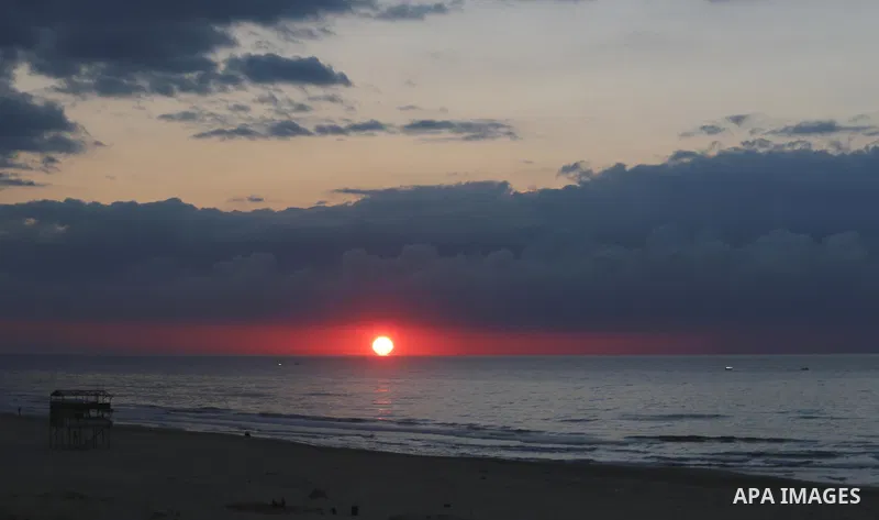 A general view the beach of Gaza's sea during sunset in Gaza city on January 17, 2015. Photo by Mohammed Asad