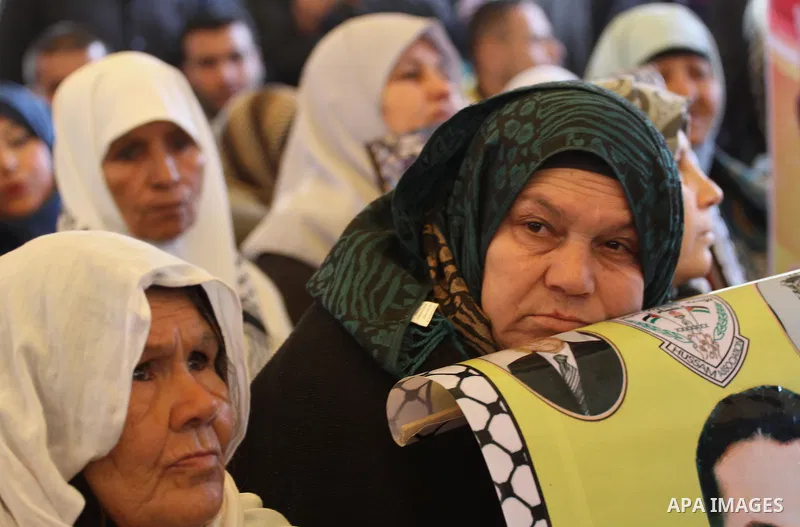 Palestinians take part a protest demanding the release of their relatives prisoners held in Israeli jails, in front of the Red Cross office in Gaza City, on January 19, 2015. Photo by Mohammed Asad