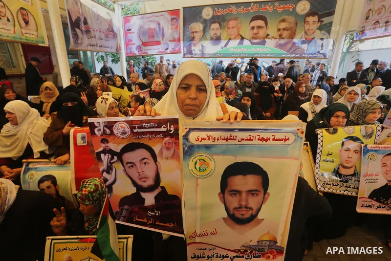 Palestinians take part a protest demanding the release of their relatives prisoners held in Israeli jails, in front of the Red Cross office in Gaza City, on January 19, 2015. Photo by Mohammed Asad