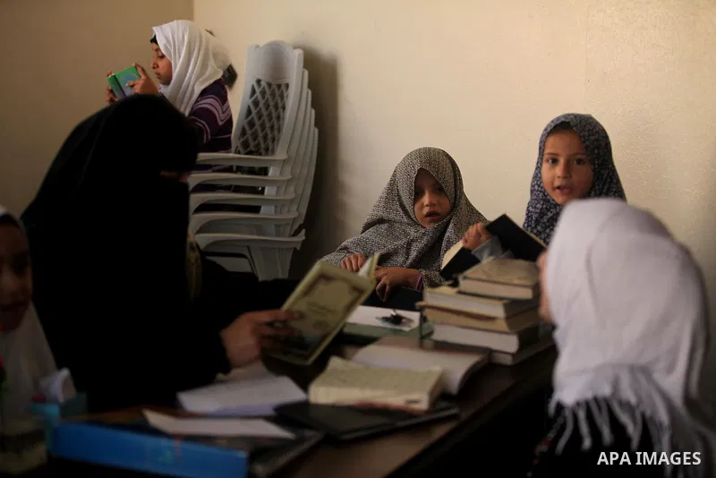 Palestinian girls read and memorise the holy Quran at an Islamic center in Gaza city, on January 22, 2015. Photo by Ashraf Amra