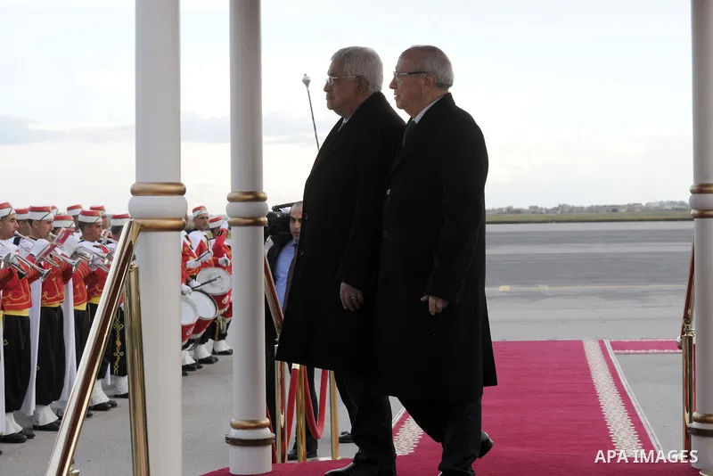 Tunisia's President Beji Caid Essebsi (R) and his Palestinian counterpart Mahmoud Abbas review the honour guard in Tunis January 22, 2015. Photo by Thaer Ganaim