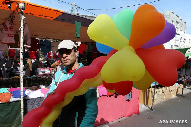 A Palestinian man sells balloons at the main market in Rafah in the southern Gaza Strip on January 24, 2015. Photo by Abed Rahim Khatib