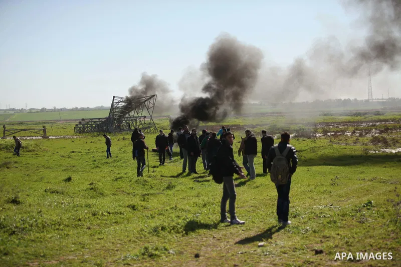 Palestinian protesters burn tires during a protest against the Israeli siege on Gaza strip near the Nahal Oz crossing east of Gaza City on February 1, 2015. Photo by Ashraf Amra