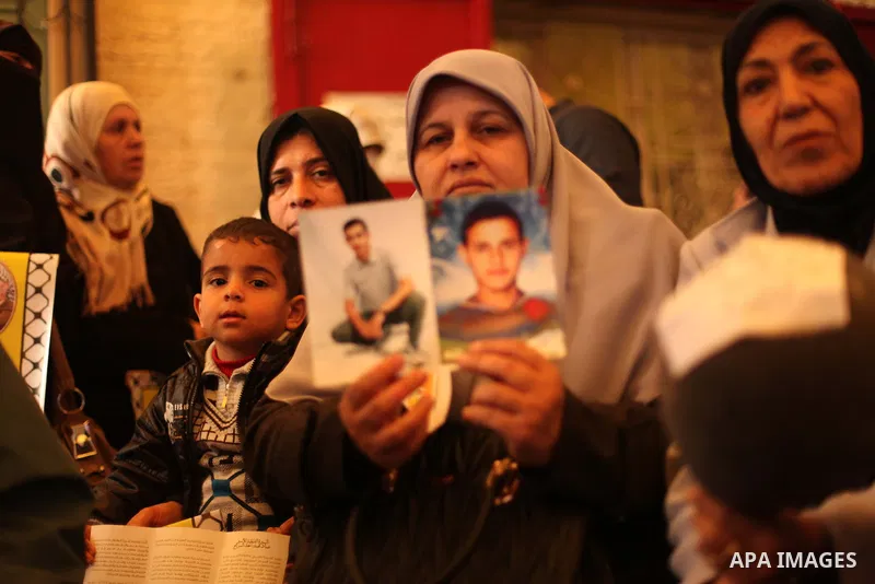 Palestinians take part a protest demanding the release of their relatives prisoners held in Israeli jails, in front of the Red Cross office in Gaza City, on February 2, 2015. Photo by Ashraf Amra