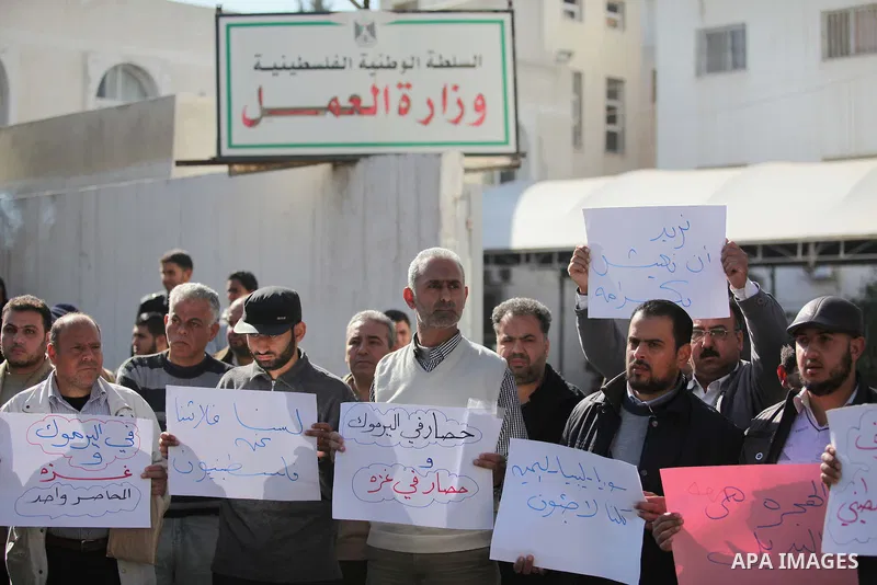 Palestinian refugees from Syrian, Yemen, Libya, take part in a protest to demand their rights, in front of The Ministry of Labour in Gaza city on February 3, 2015. Photo by Ashraf Amra
