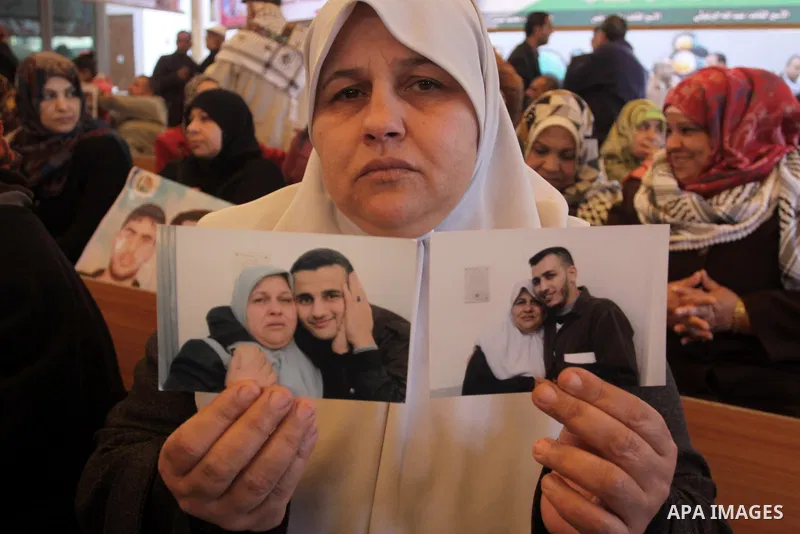 Palestinians take part a protest demanding the release of their relatives prisoners held in Israeli jails, in front of the Red Cross office in Gaza City, on February 9, 2015. Photo by Mohammed Asad