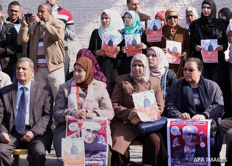 Palestinians take part a protest demanding the release of their relatives prisoners held in Israeli jails, in front of the Red Cross office in Gaza City, on February 9, 2015. Photo by Mohammed Asad