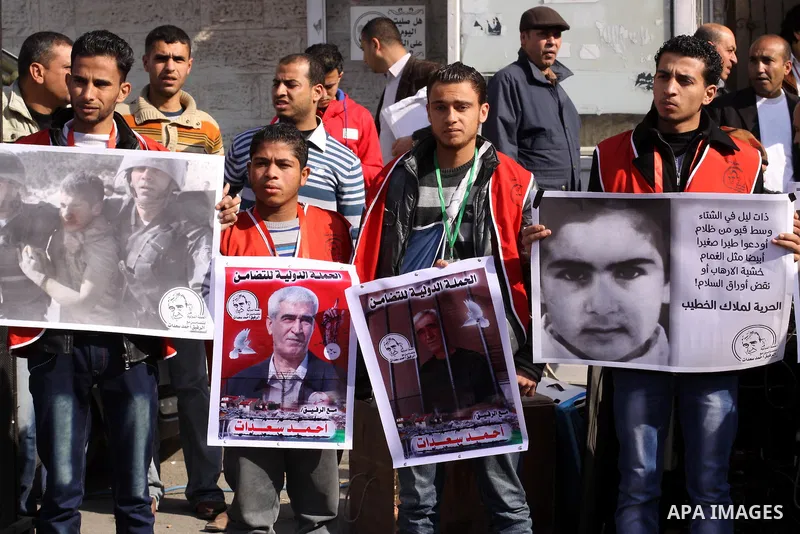 Palestinians take part a protest demanding the release of their relatives prisoners held in Israeli jails, in front of the Red Cross office in Gaza City, on February 9, 2015. Photo by Mohammed Asad