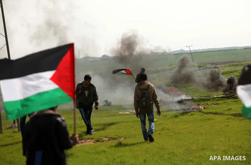 Palestinian protesters burn tires during a protest against the Israeli siege on Gaza strip near the Nahal Oz crossing east of Gaza City on February 09, 2015. Photo by Ashraf Amra
