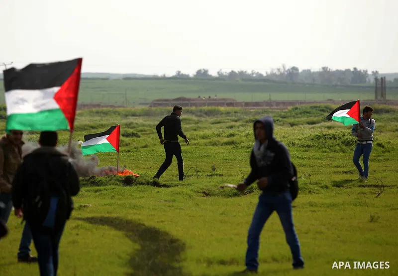 Palestinian protesters burn tires during a protest against the Israeli siege on Gaza strip near the Nahal Oz crossing east of Gaza City on February 09, 2015. Photo by Ashraf Amra