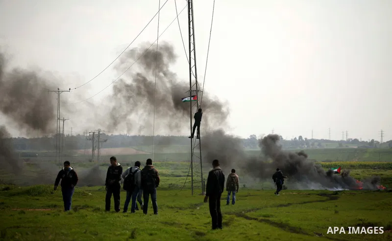 Palestinian protesters burn tires during a protest against the Israeli siege on Gaza strip near the Nahal Oz crossing east of Gaza City on February 09, 2015. Photo by Ashraf Amra
