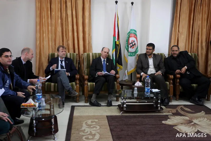 James Rawley, the UN’s Resident and Humanitarian Coordinator, visits El-Shifa hospital, in Gaza city on February 10, 2015. Photo by Ashraf Amra