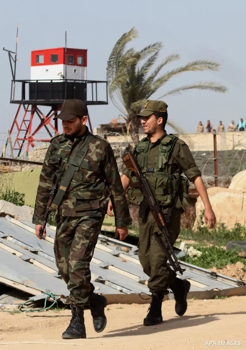 Members of Palestinian security forces loyal to Hamas patrol on the border between Egypt and southern Gaza Strip February 10, 2015. Photo by Abed Rahim Khatib