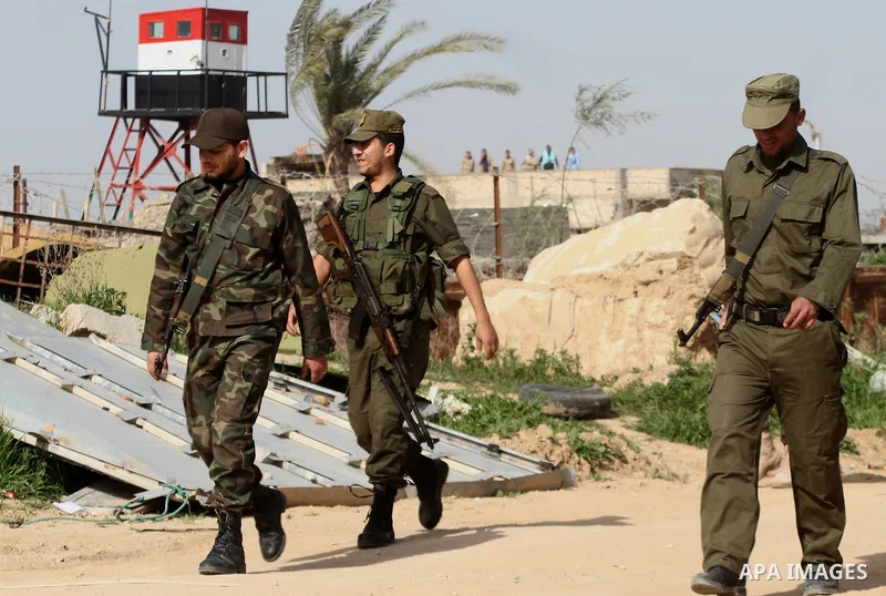 Members of Palestinian security forces loyal to Hamas patrol on the border between Egypt and southern Gaza Strip February 10, 2015. Photo by Abed Rahim Khatib
