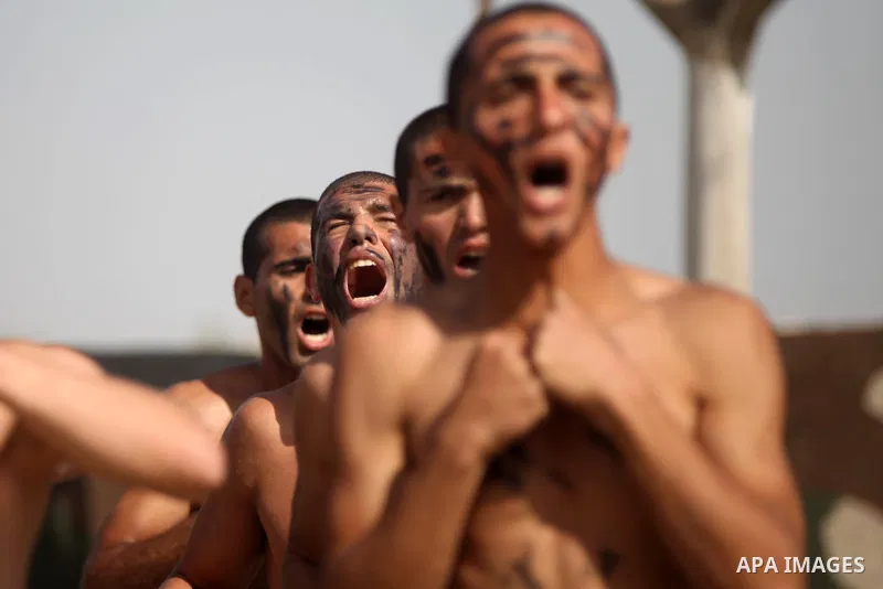 Members of the Palestinian presidential guard demonstrate their skills during a training session in the West Bank city of Jericho February 10, 2015. Photo by Shadi Hatem