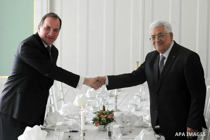 Prime Minister of Sweden Stefan Loefven (L) shakes hands with Palestinian president Mahmoud Abbas at the Rosenbad government office in Stockholm on February 10, 2015. Photo by Thaer Ganaim