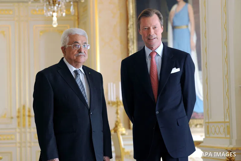 Palestinian President Mahmoud Abbas meets with Grand Duke Henri of Luxembourg, in Luxembourg on February 13, 2015. Photo by Thaer Ganaim