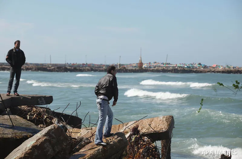 Palestinians throw flowers into the sea, in remembrance of the Chapel Hill shooting victims, in Gaza City, February 14, 2015. Three young Muslims were gunned down in Chapel Hill, North Carolina, this week. Newlywed Deah...