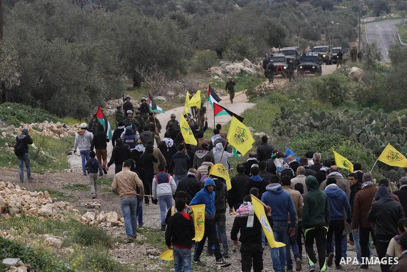Palestinian protesters clashes with Israeli border policemen following a protest against closure of the village road, in the West Bank village of Azzun near Qalqilya February 14, 2015. Photo by Nedal Eshtayah