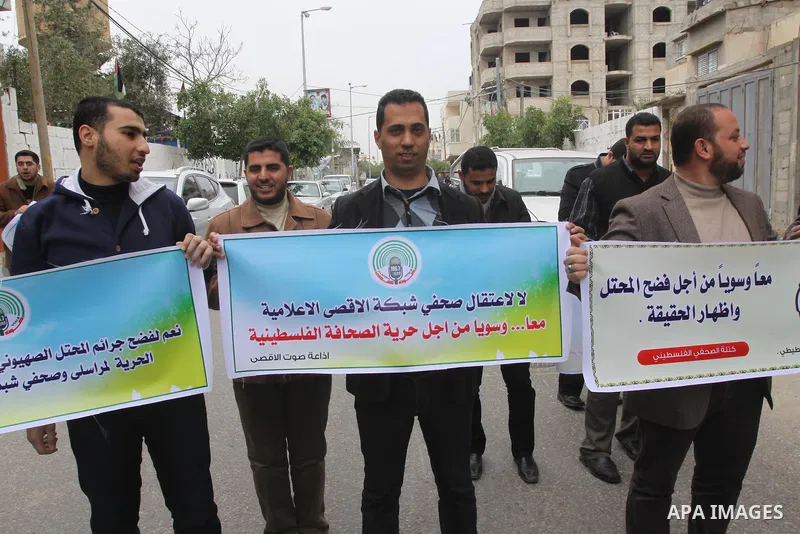 Palestinian journalists hold placards during a protest demanding release of their colleague Alaa al-Titi in Israeli jails, in Gaza city on February 15, 2015. Photo by Mohammed Asad