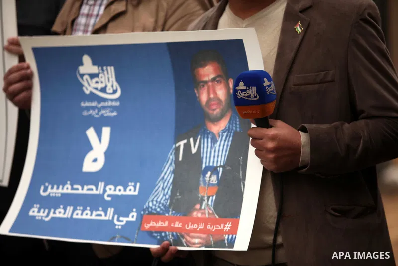 Palestinian journalists hold placards during a protest demanding release of their colleague Alaa al-Titi in Israeli jails, in Gaza city on February 15, 2015. Photo by Ashraf Amra