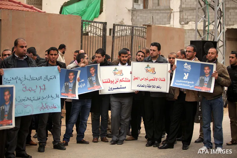 Palestinian journalists hold placards during a protest demanding release of their colleague Alaa al-Titi in Israeli jails, in Gaza city on February 15, 2015. Photo by Ashraf Amra