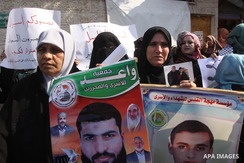 Palestinians take part a protest demanding the release of their relatives prisoners held in Israeli jails, in front of the Red Cross office in Gaza City, on February 16, 2015. Photo by Mohammed Asad