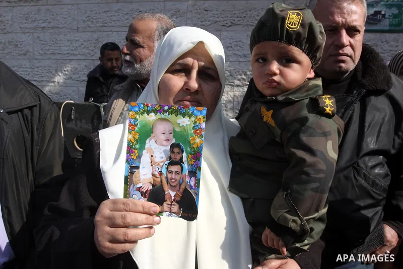 Palestinians take part a protest demanding the release of their relatives prisoners held in Israeli jails, in front of the Red Cross office in Gaza City, on February 16, 2015. Photo by Mohammed Asad