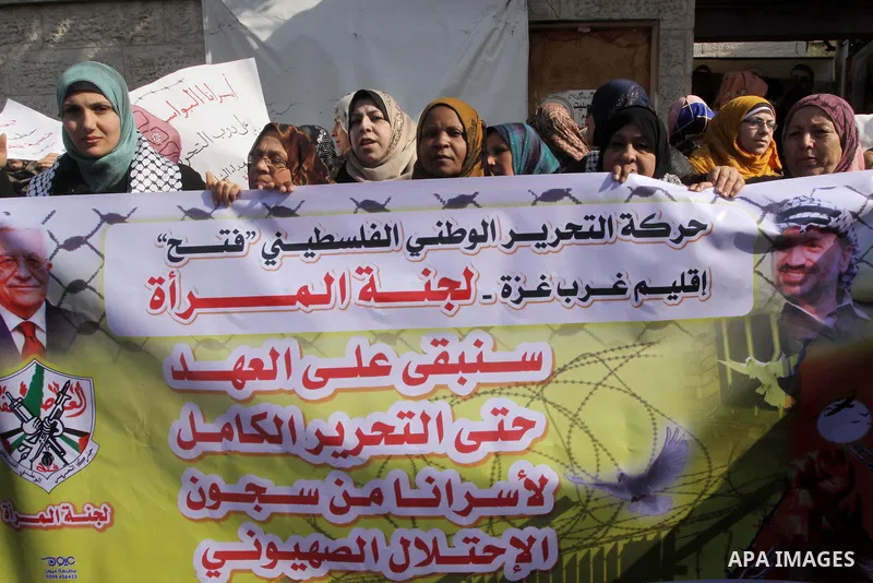 Palestinians take part a protest demanding the release of their relatives prisoners held in Israeli jails, in front of the Red Cross office in Gaza City, on February 16, 2015. Photo by Mohammed Asad