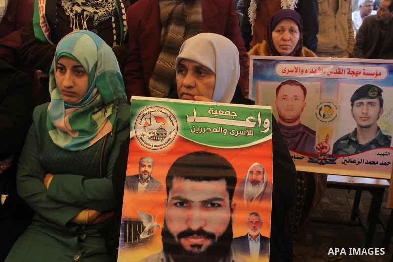 Palestinians take part a protest demanding the release of their relatives prisoners held in Israeli jails, in front of the Red Cross office in Gaza City, on February 16, 2015. Photo by Mohammed Asad