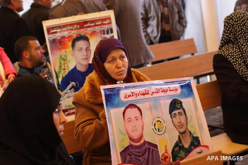 Palestinians take part a protest demanding the release of their relatives prisoners held in Israeli jails, in front of the Red Cross office in Gaza City, on February 16, 2015. Photo by Mohammed Asad