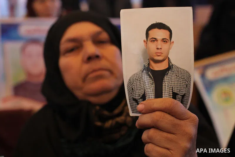 Palestinians take part a protest demanding the release of their relatives prisoners held in Israeli jails, in front of the Red Cross office in Gaza City, on February 16, 2015. Photo by Mohammed Asad