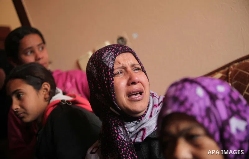 Relatives of Palestinian boy Izz eldeen Al-Kafarana, 9 months old, mourn during his funeral in Biet Hanoun in the northern Gaza Strip February 17, 2015. Palestinian health officials said Al-Kafarana died when fire erupte...