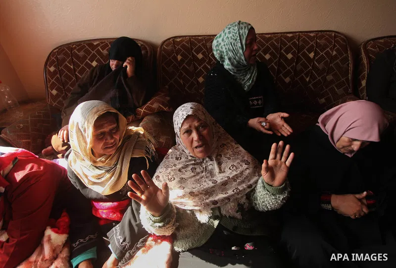 Relatives of Palestinian boy Izz eldeen Al-Kafarana, 9 months old, mourn during his funeral in Biet Hanoun in the northern Gaza Strip February 17, 2015. Palestinian health officials said Al-Kafarana died when fire erupte...