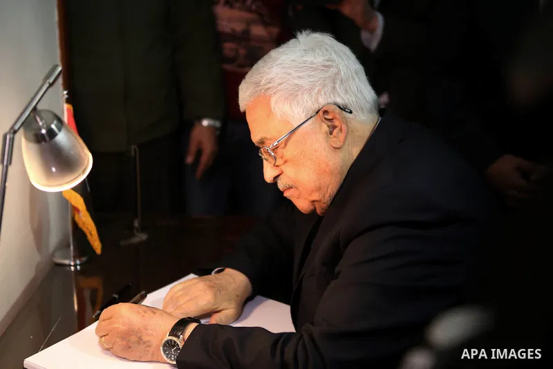 Palestinian President Mahmoud Abbas writes condolence letter after meeting with the Egyptian Ambassador in Palestinian Authority Wael Atiya, in the West Bank city of Ramallah February 17, 2015. Egyptian President Abdel F...
