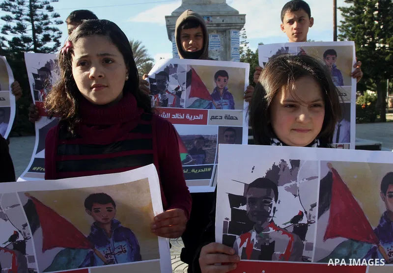 Palestinian children hold placards during demonstration demanding the release of the prisoner Khalid Sheikh held in Israeli jails in Gaza city, February 21, 2015. Photo by Mohammed Asad