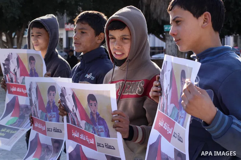 Palestinian children hold placards during demonstration demanding the release of the prisoner Khalid Sheikh held in Israeli jails in Gaza city, February 21, 2015. Photo by Mohammed Asad