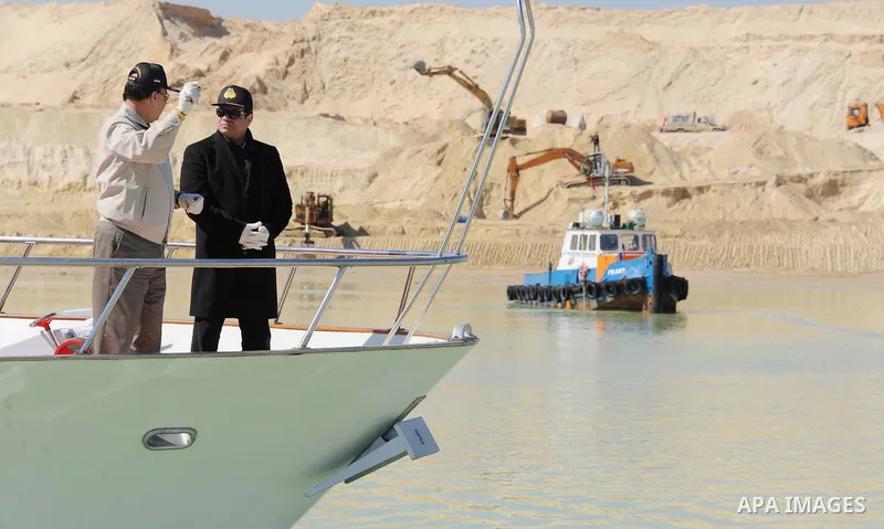 Egyptian President Abdel Fattah al-Sisi speaks to Mohab Memish, head of the Suez Canal Authority, about the Suez Canal project during his visit to the Suez Canal, February 22, 2015. APAIMAGES/The Egyptian Presidency