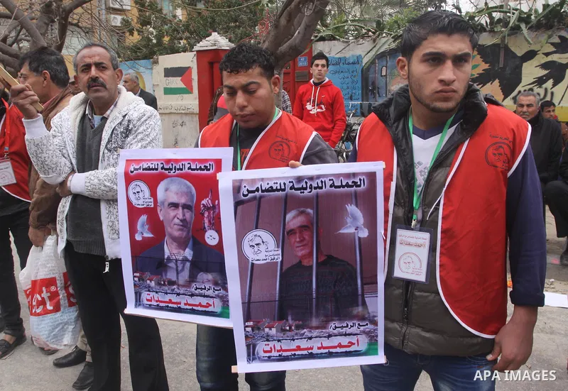 Palestinians take part a protest demanding the release of their relatives prisoners held in Israeli jails, in front of the Red Cross office in Gaza City, on February 23, 2015. Photo by Mohammed Asad