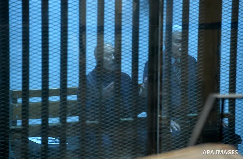 Former premier Ahmed Nazif (R) and former interior minister Habib al-Adly (L) stand behind bars during their retrial, in Cairo, Egypt, 24 February 2015. Cairo Criminal Court acquitted former premier Ahmed Nazif and forme...